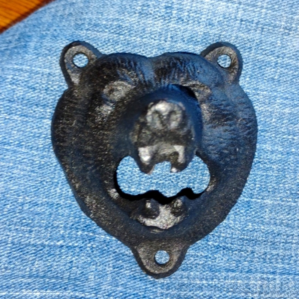 ⚜️ Vintage  CAST IRON BOTTLE OPENER GRIZZLY HEAD BEER CAVE